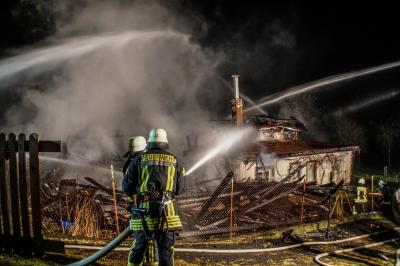 Fluorn-Winzeln: Gebaeude vollbrand sorgt fuer Grosseinsatz der Feuerwehr 